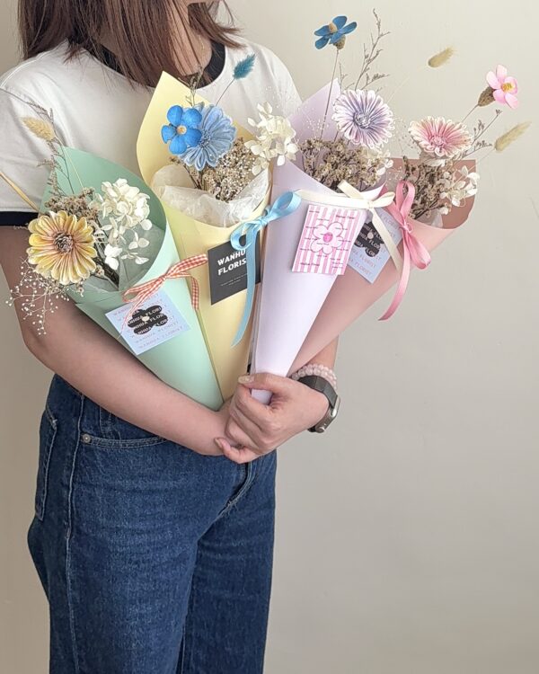 IMG_0796 背著走甜筒花束-索拉太陽花乾燥花